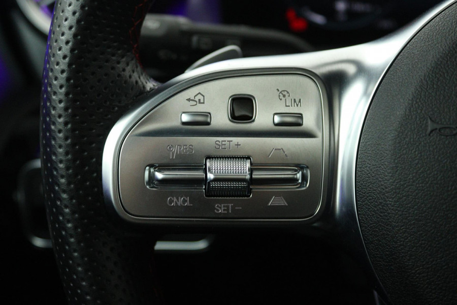 Mercedes-Benz A-Klasse 180 Business Solution AMG Automaat (PANORAMADAK, SFEERVERLICHTING, CAMERA, STOELVERWARMING, 1e EIGENAAR)