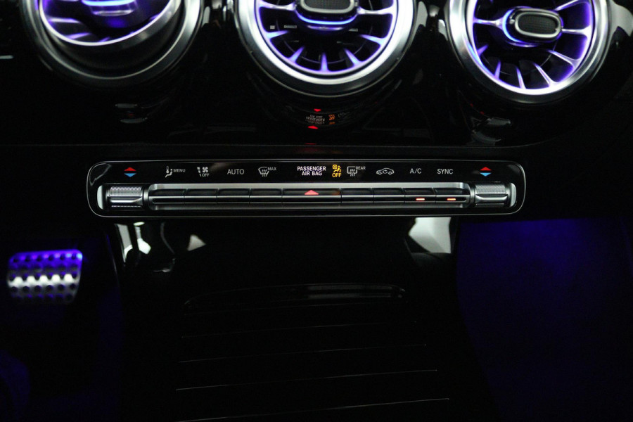 Mercedes-Benz A-Klasse 180 Business Solution AMG Automaat (PANORAMADAK, SFEERVERLICHTING, CAMERA, STOELVERWARMING, 1e EIGENAAR)