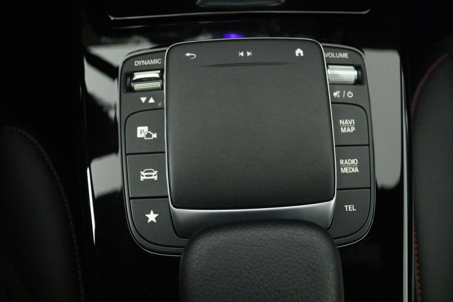 Mercedes-Benz A-Klasse 180 Business Solution AMG Automaat (PANORAMADAK, SFEERVERLICHTING, CAMERA, STOELVERWARMING, 1e EIGENAAR)