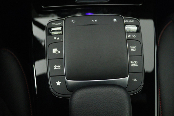 Mercedes-Benz A-Klasse 180 Business Solution AMG Automaat (PANORAMADAK, SFEERVERLICHTING, CAMERA, STOELVERWARMING, 1e EIGENAAR)