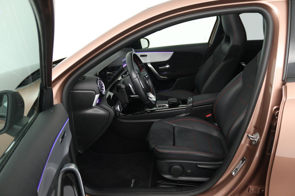 Mercedes-Benz A-Klasse 180 Business Solution AMG Automaat (PANORAMADAK, SFEERVERLICHTING, CAMERA, STOELVERWARMING, 1e EIGENAAR)