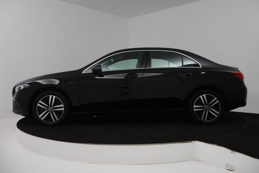 Mercedes-Benz A-Klasse 250 e Business Solution Luxury Limited (SFEERVERLICHTING, STOELVERWARMING, LEDER, 1e EIGENAAR, CAMERA)