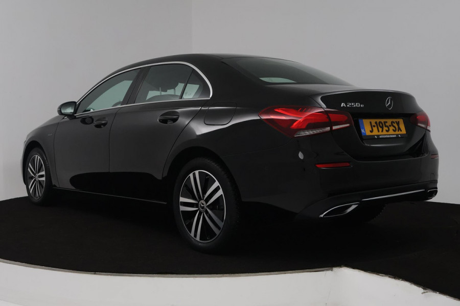Mercedes-Benz A-Klasse 250 e Business Solution Luxury Limited (SFEERVERLICHTING, STOELVERWARMING, LEDER, 1e EIGENAAR, CAMERA)