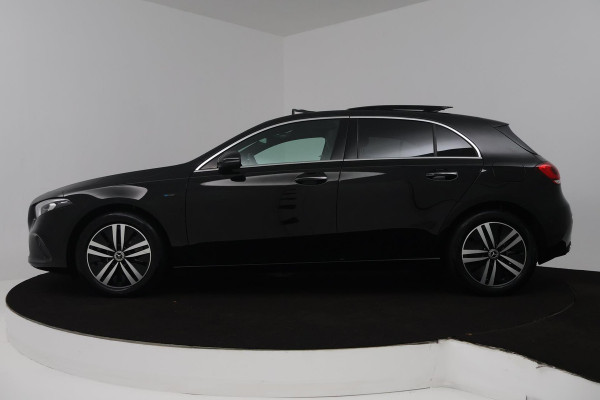 Mercedes-Benz A-Klasse 250 e Business Solution Luxury Limited (PANORAMADAK, SFEERVERLICHTING, CAMERA, ELEKT. STOELEN, 1e EIGENAAR)