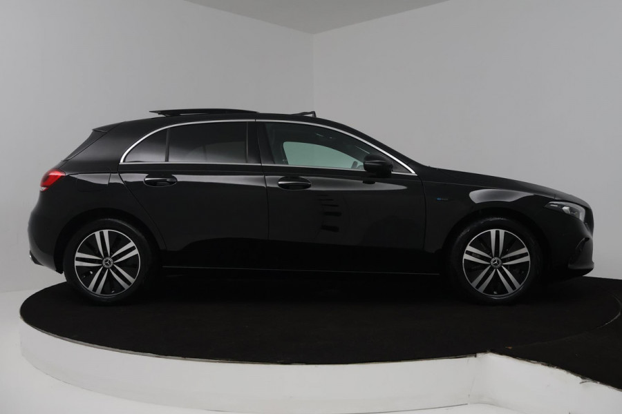 Mercedes-Benz A-Klasse 250 e Business Solution Luxury Limited (PANORAMADAK, SFEERVERLICHTING, CAMERA, ELEKT. STOELEN, 1e EIGENAAR)