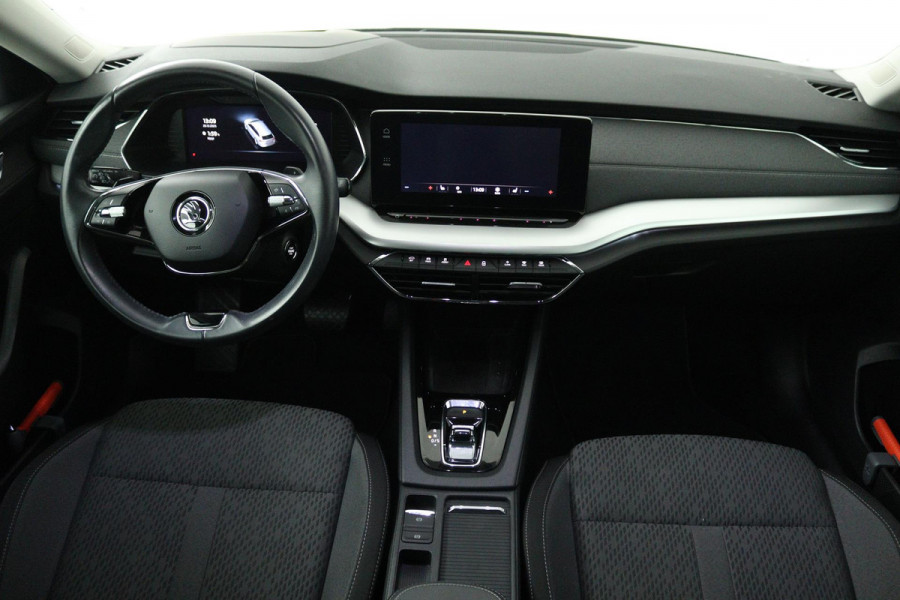 Škoda Octavia Combi 1.0 e-TSI Business Edition Plus Automaat (NAVIGATIE, TREKHAAK, STOELVERWARMING, CARPLAY, GOED ONDERHOUDEN)