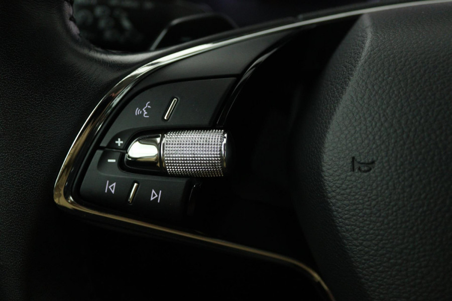 Škoda Octavia Combi 1.0 e-TSI Business Edition Plus Automaat (NAVIGATIE, TREKHAAK, STOELVERWARMING, CARPLAY, GOED ONDERHOUDEN)