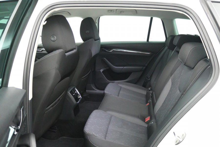 Škoda Octavia Combi 1.0 e-TSI Business Edition Plus Automaat (NAVIGATIE, TREKHAAK, STOELVERWARMING, CARPLAY, GOED ONDERHOUDEN)