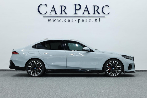 BMW 5 Serie 550e xDrive M-Performance LASERLIGHT/BOWERS & WILKINS/PANO/LEDER/HUD/20" LMV/360 CAM/ACC/ECC/FABRIEKSGARANTIE!