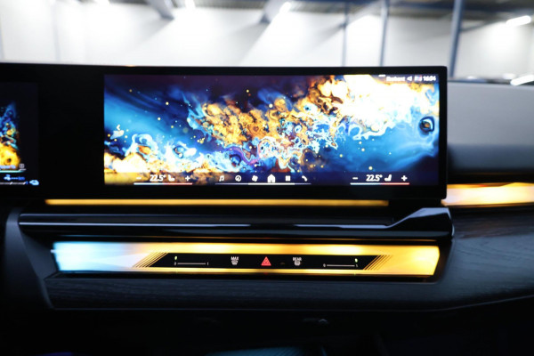 BMW 5 Serie 550e xDrive M-Performance LASERLIGHT/BOWERS & WILKINS/PANO/LEDER/HUD/20" LMV/360 CAM/ACC/ECC/FABRIEKSGARANTIE!