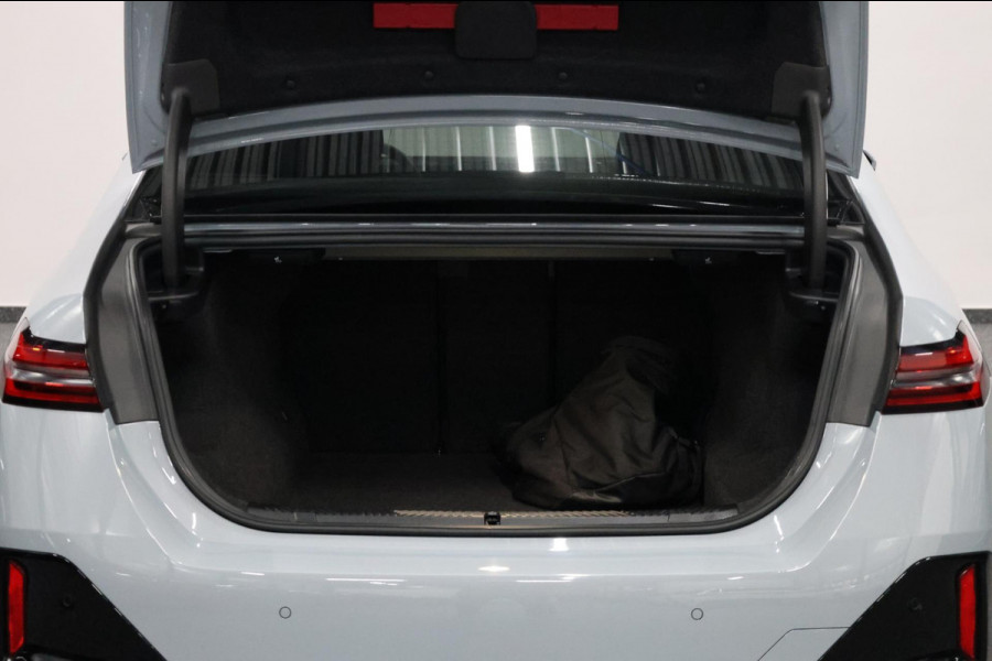 BMW 5 Serie 550e xDrive M-Performance LASERLIGHT/BOWERS & WILKINS/PANO/LEDER/HUD/20" LMV/360 CAM/ACC/ECC/FABRIEKSGARANTIE!