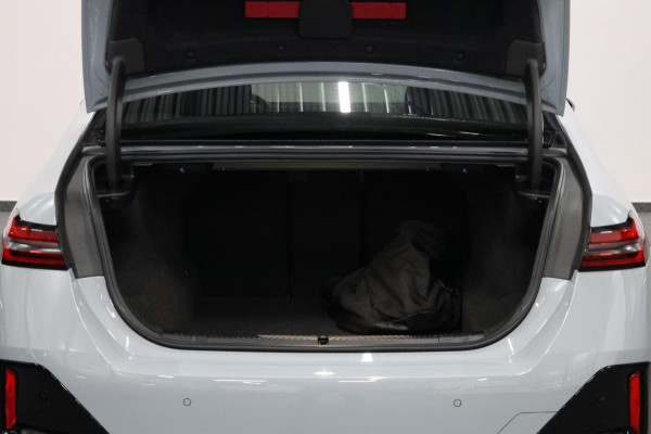 BMW 5 Serie 550e xDrive M-Performance LASERLIGHT/BOWERS & WILKINS/PANO/LEDER/HUD/20" LMV/360 CAM/ACC/ECC/FABRIEKSGARANTIE!