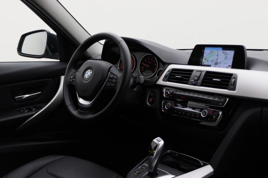 BMW 3 Serie Touring 318i High Executive Automaat LED, Navigatie, Leer, Climate, Cruise, PDC, Bluetooth, Elektr. Pakket, 16''