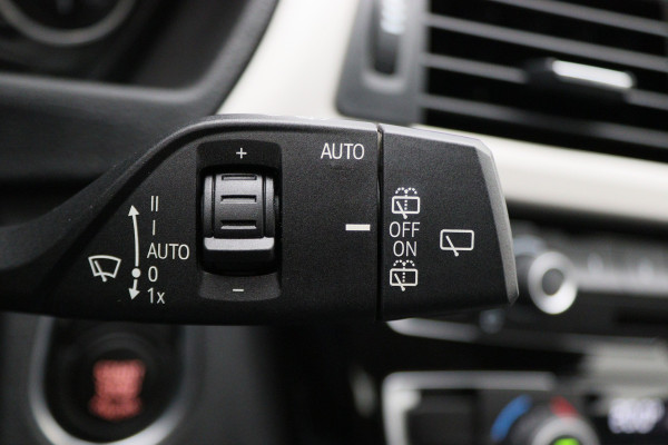 BMW 3 Serie Touring 318i High Executive Automaat LED, Navigatie, Leer, Climate, Cruise, PDC, Bluetooth, Elektr. Pakket, 16''