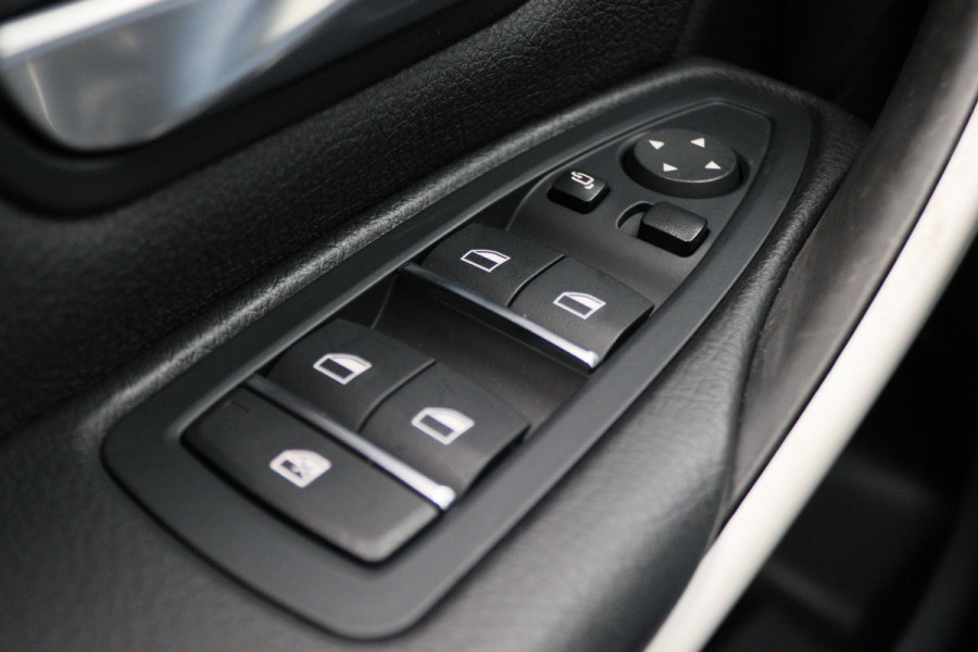 BMW 3 Serie Touring 318i High Executive Automaat LED, Navigatie, Leer, Climate, Cruise, PDC, Bluetooth, Elektr. Pakket, 16''
