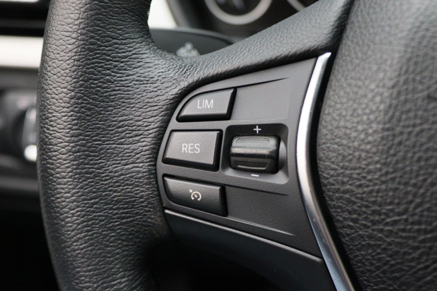 BMW 3 Serie Touring 318i High Executive Automaat LED, Navigatie, Leer, Climate, Cruise, PDC, Bluetooth, Elektr. Pakket, 16''