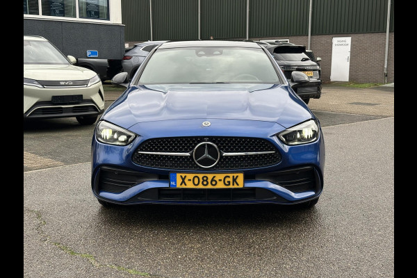 Mercedes-Benz C-Klasse 300 e AMG Line VAN: €45.900,- VOOR: €42.877,- UW EINDEJAARSVOORDEEL: €3.023,- SUPER COMPLEET| PANO| ELEK. TREKHAAK. | ELEK. ACHTERKLEP| ELEK. STOELEN| ADAPTIVE CRUISE|