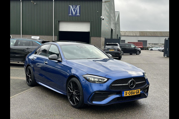 Mercedes-Benz C-Klasse 300 e AMG Line VAN: €45.900,- VOOR: €42.877,- UW EINDEJAARSVOORDEEL: €3.023,- SUPER COMPLEET| PANO| ELEK. TREKHAAK. | ELEK. ACHTERKLEP| ELEK. STOELEN| ADAPTIVE CRUISE|