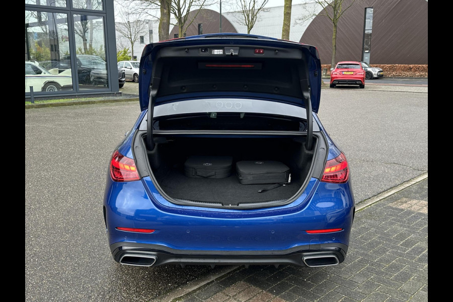 Mercedes-Benz C-Klasse 300 e AMG Line VAN: €45.900,- VOOR: €42.877,- UW EINDEJAARSVOORDEEL: €3.023,- SUPER COMPLEET| PANO| ELEK. TREKHAAK. | ELEK. ACHTERKLEP| ELEK. STOELEN| ADAPTIVE CRUISE|