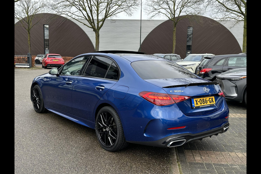 Mercedes-Benz C-Klasse 300 e AMG Line VAN: €45.900,- VOOR: €42.877,- UW EINDEJAARSVOORDEEL: €3.023,- SUPER COMPLEET| PANO| ELEK. TREKHAAK. | ELEK. ACHTERKLEP| ELEK. STOELEN| ADAPTIVE CRUISE|