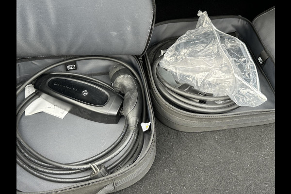 Mercedes-Benz C-Klasse 300 e AMG Line VAN: €45.900,- VOOR: €42.877,- UW EINDEJAARSVOORDEEL: €3.023,- SUPER COMPLEET| PANO| ELEK. TREKHAAK. | ELEK. ACHTERKLEP| ELEK. STOELEN| ADAPTIVE CRUISE|