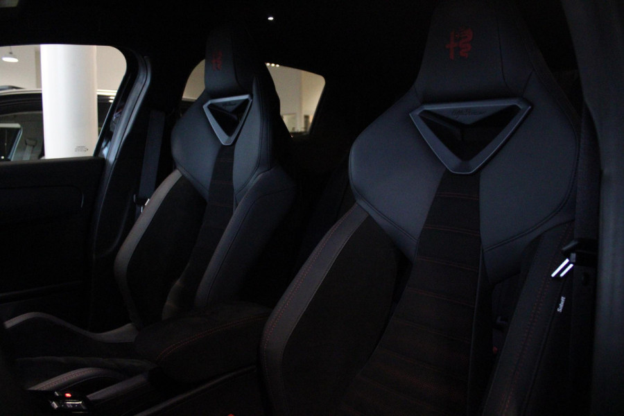 Alfa Romeo junior Elettrica VELOCE 280PK 54 kWh | SPORT PACK (SABELT SPORTSTOELEN ELEKTRISCH BEDIENBAAR OP DE BESTUURDERSSTOEL/STOEL VERWARMING/ALUMINIUM INSTAPLIJSTEN EN PEDALEN/PERFROMANCE STUURWIEL MET ALCANTARA/PERFORMANCE BODYKIT "PROGRESSO"/AMBIENT LIGHT/GETINTE ACHETRRUITEN | TECHNO PACK (LED MATRIX KOPLAMPEN/AUTOMATISCH DIMMENDE BINNENSPIEGEL/DRAADLOZE TELEFOONLADER/DODEHOEK DETECTIE/NAVIGATIE/ELEKTRISCH BEDIENBARE ACHTERKLEP/KEYLESS ENTRY/KEYLESS START/ADAPTIVE CRUISE CONTROL/ACHTERUITRIJ CAMERA) | DRAADLOZE APPLE CARPLAY/ANDROID AUTO | 20" LICHTMETALEN VELGEN "VENTI" | RODE RE
