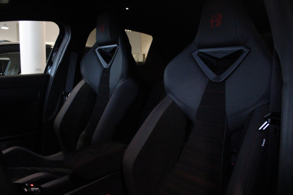 Alfa Romeo junior Elettrica VELOCE 280PK 54 kWh | SPORT PACK (SABELT SPORTSTOELEN ELEKTRISCH BEDIENBAAR OP DE BESTUURDERSSTOEL/STOEL VERWARMING/ALUMINIUM INSTAPLIJSTEN EN PEDALEN/PERFROMANCE STUURWIEL MET ALCANTARA/PERFORMANCE BODYKIT "PROGRESSO"/AMBIENT LIGHT/GETINTE ACHETRRUITEN | TECHNO PACK (LED MATRIX KOPLAMPEN/AUTOMATISCH DIMMENDE BINNENSPIEGEL/DRAADLOZE TELEFOONLADER/DODEHOEK DETECTIE/NAVIGATIE/ELEKTRISCH BEDIENBARE ACHTERKLEP/KEYLESS ENTRY/KEYLESS START/ADAPTIVE CRUISE CONTROL/ACHTERUITRIJ CAMERA) | DRAADLOZE APPLE CARPLAY/ANDROID AUTO | 20" LICHTMETALEN VELGEN "VENTI" | RODE RE