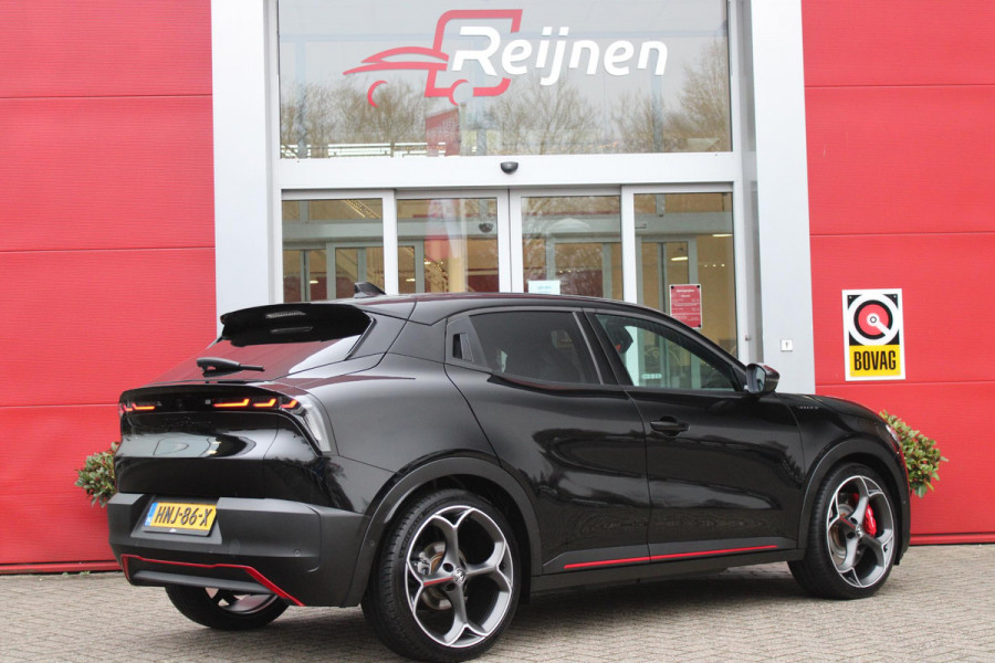 Alfa Romeo junior Elettrica VELOCE 280PK 54 kWh | SPORT PACK (SABELT SPORTSTOELEN ELEKTRISCH BEDIENBAAR OP DE BESTUURDERSSTOEL/STOEL VERWARMING/ALUMINIUM INSTAPLIJSTEN EN PEDALEN/PERFROMANCE STUURWIEL MET ALCANTARA/PERFORMANCE BODYKIT "PROGRESSO"/AMBIENT LIGHT/GETINTE ACHETRRUITEN | TECHNO PACK (LED MATRIX KOPLAMPEN/AUTOMATISCH DIMMENDE BINNENSPIEGEL/DRAADLOZE TELEFOONLADER/DODEHOEK DETECTIE/NAVIGATIE/ELEKTRISCH BEDIENBARE ACHTERKLEP/KEYLESS ENTRY/KEYLESS START/ADAPTIVE CRUISE CONTROL/ACHTERUITRIJ CAMERA) | DRAADLOZE APPLE CARPLAY/ANDROID AUTO | 20" LICHTMETALEN VELGEN "VENTI" | RODE RE