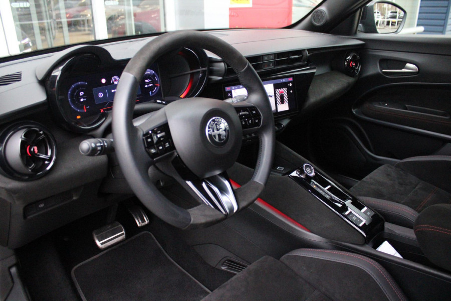 Alfa Romeo junior Elettrica VELOCE 280PK 54 kWh | SPORT PACK (SABELT SPORTSTOELEN ELEKTRISCH BEDIENBAAR OP DE BESTUURDERSSTOEL/STOEL VERWARMING/ALUMINIUM INSTAPLIJSTEN EN PEDALEN/PERFROMANCE STUURWIEL MET ALCANTARA/PERFORMANCE BODYKIT "PROGRESSO"/AMBIENT LIGHT/GETINTE ACHETRRUITEN | TECHNO PACK (LED MATRIX KOPLAMPEN/AUTOMATISCH DIMMENDE BINNENSPIEGEL/DRAADLOZE TELEFOONLADER/DODEHOEK DETECTIE/NAVIGATIE/ELEKTRISCH BEDIENBARE ACHTERKLEP/KEYLESS ENTRY/KEYLESS START/ADAPTIVE CRUISE CONTROL/ACHTERUITRIJ CAMERA) | DRAADLOZE APPLE CARPLAY/ANDROID AUTO | 20" LICHTMETALEN VELGEN "VENTI" | RODE RE