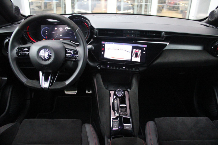 Alfa Romeo junior Elettrica VELOCE 280PK 54 kWh | SPORT PACK (SABELT SPORTSTOELEN ELEKTRISCH BEDIENBAAR OP DE BESTUURDERSSTOEL/STOEL VERWARMING/ALUMINIUM INSTAPLIJSTEN EN PEDALEN/PERFROMANCE STUURWIEL MET ALCANTARA/PERFORMANCE BODYKIT "PROGRESSO"/AMBIENT LIGHT/GETINTE ACHETRRUITEN | TECHNO PACK (LED MATRIX KOPLAMPEN/AUTOMATISCH DIMMENDE BINNENSPIEGEL/DRAADLOZE TELEFOONLADER/DODEHOEK DETECTIE/NAVIGATIE/ELEKTRISCH BEDIENBARE ACHTERKLEP/KEYLESS ENTRY/KEYLESS START/ADAPTIVE CRUISE CONTROL/ACHTERUITRIJ CAMERA) | DRAADLOZE APPLE CARPLAY/ANDROID AUTO | 20" LICHTMETALEN VELGEN "VENTI" | RODE RE