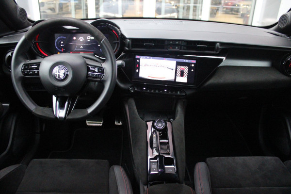 Alfa Romeo junior Elettrica VELOCE 280PK 54 kWh | SPORT PACK (SABELT SPORTSTOELEN ELEKTRISCH BEDIENBAAR OP DE BESTUURDERSSTOEL/STOEL VERWARMING/ALUMINIUM INSTAPLIJSTEN EN PEDALEN/PERFROMANCE STUURWIEL MET ALCANTARA/PERFORMANCE BODYKIT "PROGRESSO"/AMBIENT LIGHT/GETINTE ACHETRRUITEN | TECHNO PACK (LED MATRIX KOPLAMPEN/AUTOMATISCH DIMMENDE BINNENSPIEGEL/DRAADLOZE TELEFOONLADER/DODEHOEK DETECTIE/NAVIGATIE/ELEKTRISCH BEDIENBARE ACHTERKLEP/KEYLESS ENTRY/KEYLESS START/ADAPTIVE CRUISE CONTROL/ACHTERUITRIJ CAMERA) | DRAADLOZE APPLE CARPLAY/ANDROID AUTO | 20" LICHTMETALEN VELGEN "VENTI" | RODE RE