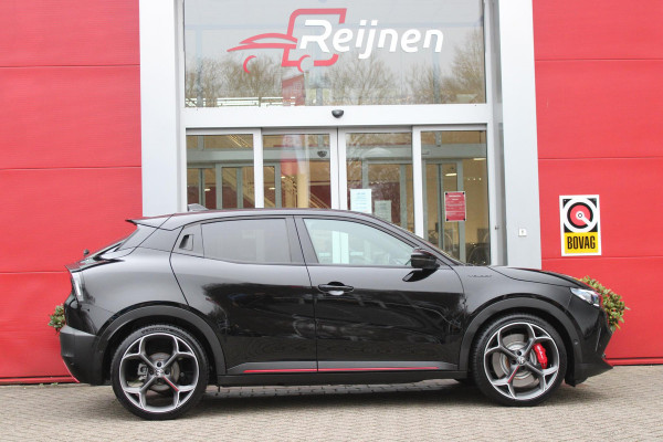 Alfa Romeo junior Elettrica VELOCE 280PK 54 kWh | SPORT PACK (SABELT SPORTSTOELEN ELEKTRISCH BEDIENBAAR OP DE BESTUURDERSSTOEL/STOEL VERWARMING/ALUMINIUM INSTAPLIJSTEN EN PEDALEN/PERFROMANCE STUURWIEL MET ALCANTARA/PERFORMANCE BODYKIT "PROGRESSO"/AMBIENT LIGHT/GETINTE ACHETRRUITEN | TECHNO PACK (LED MATRIX KOPLAMPEN/AUTOMATISCH DIMMENDE BINNENSPIEGEL/DRAADLOZE TELEFOONLADER/DODEHOEK DETECTIE/NAVIGATIE/ELEKTRISCH BEDIENBARE ACHTERKLEP/KEYLESS ENTRY/KEYLESS START/ADAPTIVE CRUISE CONTROL/ACHTERUITRIJ CAMERA) | DRAADLOZE APPLE CARPLAY/ANDROID AUTO | 20" LICHTMETALEN VELGEN "VENTI" | RODE RE