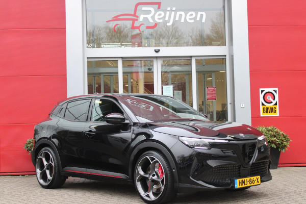 Alfa Romeo junior Elettrica VELOCE 280PK 54 kWh | SPORT PACK (SABELT SPORTSTOELEN ELEKTRISCH BEDIENBAAR OP DE BESTUURDERSSTOEL/STOEL VERWARMING/ALUMINIUM INSTAPLIJSTEN EN PEDALEN/PERFROMANCE STUURWIEL MET ALCANTARA/PERFORMANCE BODYKIT "PROGRESSO"/AMBIENT LIGHT/GETINTE ACHETRRUITEN | TECHNO PACK (LED MATRIX KOPLAMPEN/AUTOMATISCH DIMMENDE BINNENSPIEGEL/DRAADLOZE TELEFOONLADER/DODEHOEK DETECTIE/NAVIGATIE/ELEKTRISCH BEDIENBARE ACHTERKLEP/KEYLESS ENTRY/KEYLESS START/ADAPTIVE CRUISE CONTROL/ACHTERUITRIJ CAMERA) | DRAADLOZE APPLE CARPLAY/ANDROID AUTO | 20" LICHTMETALEN VELGEN "VENTI" | RODE RE