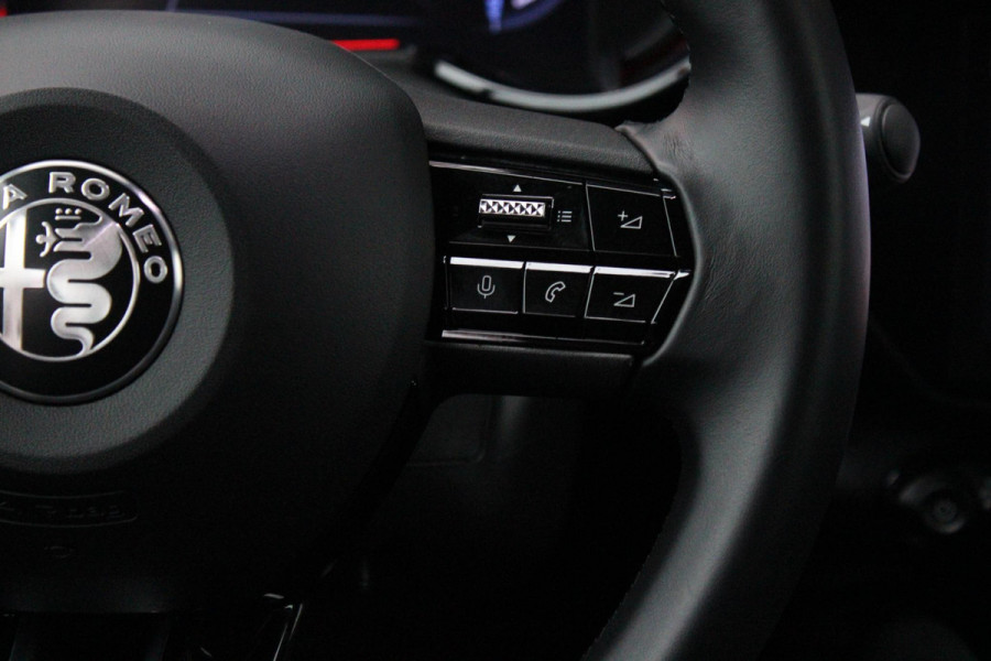 Alfa Romeo junior Elettrica VELOCE 280PK 54 kWh | SPORT PACK (SABELT SPORTSTOELEN ELEKTRISCH BEDIENBAAR OP DE BESTUURDERSSTOEL/STOEL VERWARMING/ALUMINIUM INSTAPLIJSTEN EN PEDALEN/PERFROMANCE STUURWIEL MET ALCANTARA/PERFORMANCE BODYKIT "PROGRESSO"/AMBIENT LIGHT/GETINTE ACHETRRUITEN | TECHNO PACK (LED MATRIX KOPLAMPEN/AUTOMATISCH DIMMENDE BINNENSPIEGEL/DRAADLOZE TELEFOONLADER/DODEHOEK DETECTIE/NAVIGATIE/ELEKTRISCH BEDIENBARE ACHTERKLEP/KEYLESS ENTRY/KEYLESS START/ADAPTIVE CRUISE CONTROL/ACHTERUITRIJ CAMERA) | DRAADLOZE APPLE CARPLAY/ANDROID AUTO | 20" LICHTMETALEN VELGEN "VENTI" | RODE RE