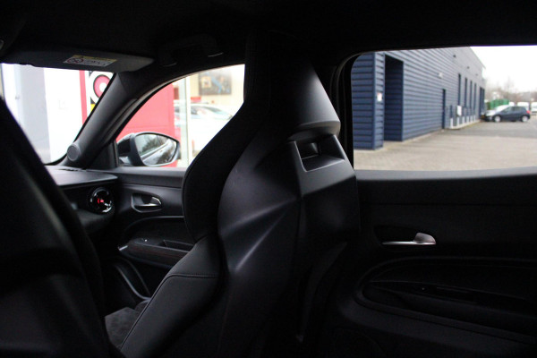 Alfa Romeo junior Elettrica VELOCE 280PK 54 kWh | SPORT PACK (SABELT SPORTSTOELEN ELEKTRISCH BEDIENBAAR OP DE BESTUURDERSSTOEL/STOEL VERWARMING/ALUMINIUM INSTAPLIJSTEN EN PEDALEN/PERFROMANCE STUURWIEL MET ALCANTARA/PERFORMANCE BODYKIT "PROGRESSO"/AMBIENT LIGHT/GETINTE ACHETRRUITEN | TECHNO PACK (LED MATRIX KOPLAMPEN/AUTOMATISCH DIMMENDE BINNENSPIEGEL/DRAADLOZE TELEFOONLADER/DODEHOEK DETECTIE/NAVIGATIE/ELEKTRISCH BEDIENBARE ACHTERKLEP/KEYLESS ENTRY/KEYLESS START/ADAPTIVE CRUISE CONTROL/ACHTERUITRIJ CAMERA) | DRAADLOZE APPLE CARPLAY/ANDROID AUTO | 20" LICHTMETALEN VELGEN "VENTI" | RODE RE