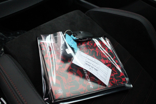 Alfa Romeo junior Elettrica VELOCE 280PK 54 kWh | SPORT PACK (SABELT SPORTSTOELEN ELEKTRISCH BEDIENBAAR OP DE BESTUURDERSSTOEL/STOEL VERWARMING/ALUMINIUM INSTAPLIJSTEN EN PEDALEN/PERFROMANCE STUURWIEL MET ALCANTARA/PERFORMANCE BODYKIT "PROGRESSO"/AMBIENT LIGHT/GETINTE ACHETRRUITEN | TECHNO PACK (LED MATRIX KOPLAMPEN/AUTOMATISCH DIMMENDE BINNENSPIEGEL/DRAADLOZE TELEFOONLADER/DODEHOEK DETECTIE/NAVIGATIE/ELEKTRISCH BEDIENBARE ACHTERKLEP/KEYLESS ENTRY/KEYLESS START/ADAPTIVE CRUISE CONTROL/ACHTERUITRIJ CAMERA) | DRAADLOZE APPLE CARPLAY/ANDROID AUTO | 20" LICHTMETALEN VELGEN "VENTI" | RODE RE