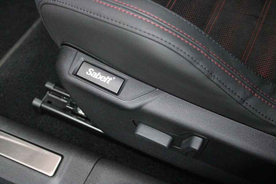 Alfa Romeo junior Elettrica VELOCE 280PK 54 kWh | SPORT PACK (SABELT SPORTSTOELEN ELEKTRISCH BEDIENBAAR OP DE BESTUURDERSSTOEL/STOEL VERWARMING/ALUMINIUM INSTAPLIJSTEN EN PEDALEN/PERFROMANCE STUURWIEL MET ALCANTARA/PERFORMANCE BODYKIT "PROGRESSO"/AMBIENT LIGHT/GETINTE ACHETRRUITEN | TECHNO PACK (LED MATRIX KOPLAMPEN/AUTOMATISCH DIMMENDE BINNENSPIEGEL/DRAADLOZE TELEFOONLADER/DODEHOEK DETECTIE/NAVIGATIE/ELEKTRISCH BEDIENBARE ACHTERKLEP/KEYLESS ENTRY/KEYLESS START/ADAPTIVE CRUISE CONTROL/ACHTERUITRIJ CAMERA) | DRAADLOZE APPLE CARPLAY/ANDROID AUTO | 20" LICHTMETALEN VELGEN "VENTI" | RODE RE