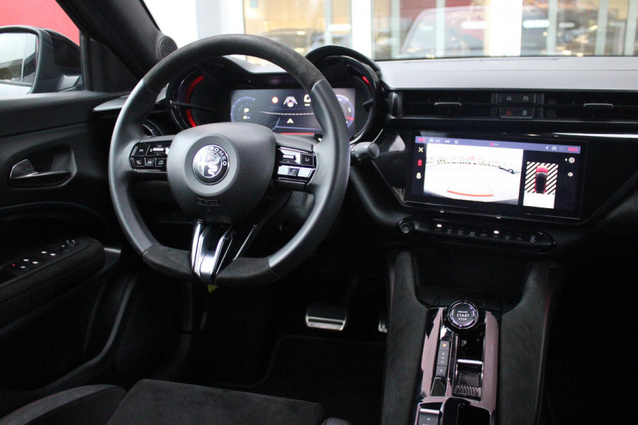 Alfa Romeo junior Elettrica VELOCE 280PK 54 kWh | SPORT PACK (SABELT SPORTSTOELEN ELEKTRISCH BEDIENBAAR OP DE BESTUURDERSSTOEL/STOEL VERWARMING/ALUMINIUM INSTAPLIJSTEN EN PEDALEN/PERFROMANCE STUURWIEL MET ALCANTARA/PERFORMANCE BODYKIT "PROGRESSO"/AMBIENT LIGHT/GETINTE ACHETRRUITEN | TECHNO PACK (LED MATRIX KOPLAMPEN/AUTOMATISCH DIMMENDE BINNENSPIEGEL/DRAADLOZE TELEFOONLADER/DODEHOEK DETECTIE/NAVIGATIE/ELEKTRISCH BEDIENBARE ACHTERKLEP/KEYLESS ENTRY/KEYLESS START/ADAPTIVE CRUISE CONTROL/ACHTERUITRIJ CAMERA) | DRAADLOZE APPLE CARPLAY/ANDROID AUTO | 20" LICHTMETALEN VELGEN "VENTI" | RODE RE