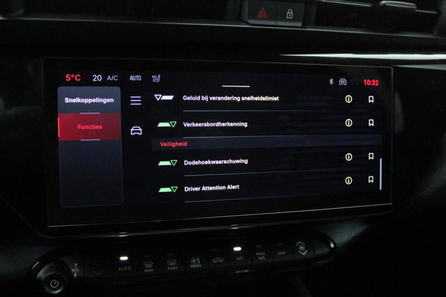 Alfa Romeo junior Elettrica VELOCE 280PK 54 kWh | SPORT PACK (SABELT SPORTSTOELEN ELEKTRISCH BEDIENBAAR OP DE BESTUURDERSSTOEL/STOEL VERWARMING/ALUMINIUM INSTAPLIJSTEN EN PEDALEN/PERFROMANCE STUURWIEL MET ALCANTARA/PERFORMANCE BODYKIT "PROGRESSO"/AMBIENT LIGHT/GETINTE ACHETRRUITEN | TECHNO PACK (LED MATRIX KOPLAMPEN/AUTOMATISCH DIMMENDE BINNENSPIEGEL/DRAADLOZE TELEFOONLADER/DODEHOEK DETECTIE/NAVIGATIE/ELEKTRISCH BEDIENBARE ACHTERKLEP/KEYLESS ENTRY/KEYLESS START/ADAPTIVE CRUISE CONTROL/ACHTERUITRIJ CAMERA) | DRAADLOZE APPLE CARPLAY/ANDROID AUTO | 20" LICHTMETALEN VELGEN "VENTI" | RODE RE