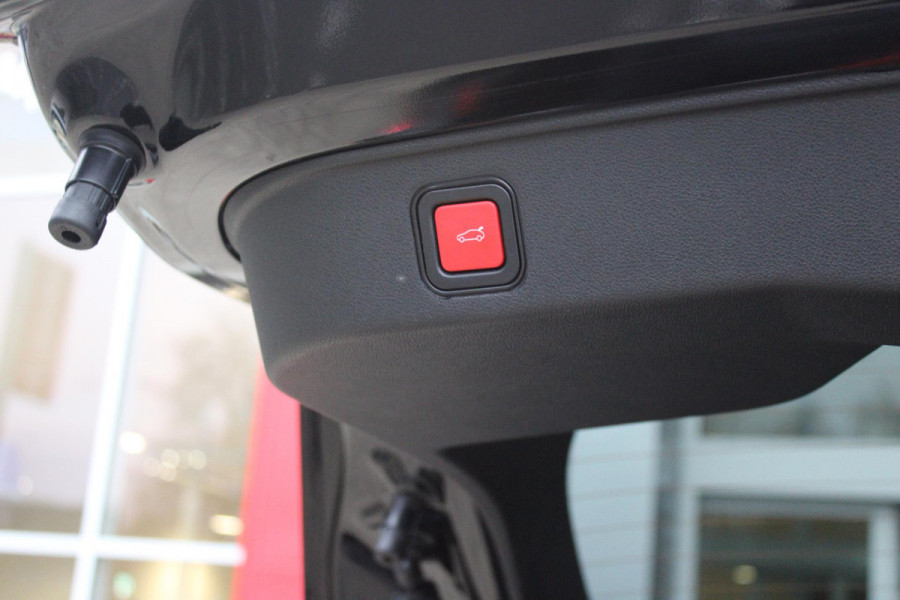 Alfa Romeo junior Elettrica VELOCE 280PK 54 kWh | SPORT PACK (SABELT SPORTSTOELEN ELEKTRISCH BEDIENBAAR OP DE BESTUURDERSSTOEL/STOEL VERWARMING/ALUMINIUM INSTAPLIJSTEN EN PEDALEN/PERFROMANCE STUURWIEL MET ALCANTARA/PERFORMANCE BODYKIT "PROGRESSO"/AMBIENT LIGHT/GETINTE ACHETRRUITEN | TECHNO PACK (LED MATRIX KOPLAMPEN/AUTOMATISCH DIMMENDE BINNENSPIEGEL/DRAADLOZE TELEFOONLADER/DODEHOEK DETECTIE/NAVIGATIE/ELEKTRISCH BEDIENBARE ACHTERKLEP/KEYLESS ENTRY/KEYLESS START/ADAPTIVE CRUISE CONTROL/ACHTERUITRIJ CAMERA) | DRAADLOZE APPLE CARPLAY/ANDROID AUTO | 20" LICHTMETALEN VELGEN "VENTI" | RODE RE