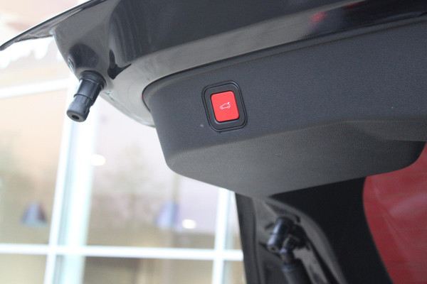 Alfa Romeo junior Elettrica VELOCE 280PK 54 kWh | SPORT PACK (SABELT SPORTSTOELEN ELEKTRISCH BEDIENBAAR OP DE BESTUURDERSSTOEL/STOEL VERWARMING/ALUMINIUM INSTAPLIJSTEN EN PEDALEN/PERFROMANCE STUURWIEL MET ALCANTARA/PERFORMANCE BODYKIT "PROGRESSO"/AMBIENT LIGHT/GETINTE ACHETRRUITEN | TECHNO PACK (LED MATRIX KOPLAMPEN/AUTOMATISCH DIMMENDE BINNENSPIEGEL/DRAADLOZE TELEFOONLADER/DODEHOEK DETECTIE/NAVIGATIE/ELEKTRISCH BEDIENBARE ACHTERKLEP/KEYLESS ENTRY/KEYLESS START/ADAPTIVE CRUISE CONTROL/ACHTERUITRIJ CAMERA) | DRAADLOZE APPLE CARPLAY/ANDROID AUTO | 20" LICHTMETALEN VELGEN "VENTI" | RODE RE