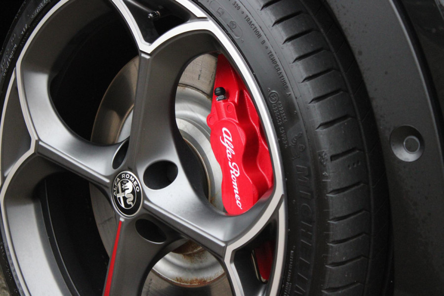 Alfa Romeo junior Elettrica VELOCE 280PK 54 kWh | SPORT PACK (SABELT SPORTSTOELEN ELEKTRISCH BEDIENBAAR OP DE BESTUURDERSSTOEL/STOEL VERWARMING/ALUMINIUM INSTAPLIJSTEN EN PEDALEN/PERFROMANCE STUURWIEL MET ALCANTARA/PERFORMANCE BODYKIT "PROGRESSO"/AMBIENT LIGHT/GETINTE ACHETRRUITEN | TECHNO PACK (LED MATRIX KOPLAMPEN/AUTOMATISCH DIMMENDE BINNENSPIEGEL/DRAADLOZE TELEFOONLADER/DODEHOEK DETECTIE/NAVIGATIE/ELEKTRISCH BEDIENBARE ACHTERKLEP/KEYLESS ENTRY/KEYLESS START/ADAPTIVE CRUISE CONTROL/ACHTERUITRIJ CAMERA) | DRAADLOZE APPLE CARPLAY/ANDROID AUTO | 20" LICHTMETALEN VELGEN "VENTI" | RODE RE