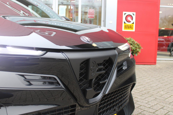 Alfa Romeo junior Elettrica VELOCE 280PK 54 kWh | SPORT PACK (SABELT SPORTSTOELEN ELEKTRISCH BEDIENBAAR OP DE BESTUURDERSSTOEL/STOEL VERWARMING/ALUMINIUM INSTAPLIJSTEN EN PEDALEN/PERFROMANCE STUURWIEL MET ALCANTARA/PERFORMANCE BODYKIT "PROGRESSO"/AMBIENT LIGHT/GETINTE ACHETRRUITEN | TECHNO PACK (LED MATRIX KOPLAMPEN/AUTOMATISCH DIMMENDE BINNENSPIEGEL/DRAADLOZE TELEFOONLADER/DODEHOEK DETECTIE/NAVIGATIE/ELEKTRISCH BEDIENBARE ACHTERKLEP/KEYLESS ENTRY/KEYLESS START/ADAPTIVE CRUISE CONTROL/ACHTERUITRIJ CAMERA) | DRAADLOZE APPLE CARPLAY/ANDROID AUTO | 20" LICHTMETALEN VELGEN "VENTI" | RODE RE