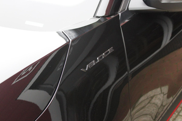 Alfa Romeo junior Elettrica VELOCE 280PK 54 kWh | SPORT PACK (SABELT SPORTSTOELEN ELEKTRISCH BEDIENBAAR OP DE BESTUURDERSSTOEL/STOEL VERWARMING/ALUMINIUM INSTAPLIJSTEN EN PEDALEN/PERFROMANCE STUURWIEL MET ALCANTARA/PERFORMANCE BODYKIT "PROGRESSO"/AMBIENT LIGHT/GETINTE ACHETRRUITEN | TECHNO PACK (LED MATRIX KOPLAMPEN/AUTOMATISCH DIMMENDE BINNENSPIEGEL/DRAADLOZE TELEFOONLADER/DODEHOEK DETECTIE/NAVIGATIE/ELEKTRISCH BEDIENBARE ACHTERKLEP/KEYLESS ENTRY/KEYLESS START/ADAPTIVE CRUISE CONTROL/ACHTERUITRIJ CAMERA) | DRAADLOZE APPLE CARPLAY/ANDROID AUTO | 20" LICHTMETALEN VELGEN "VENTI" | RODE RE