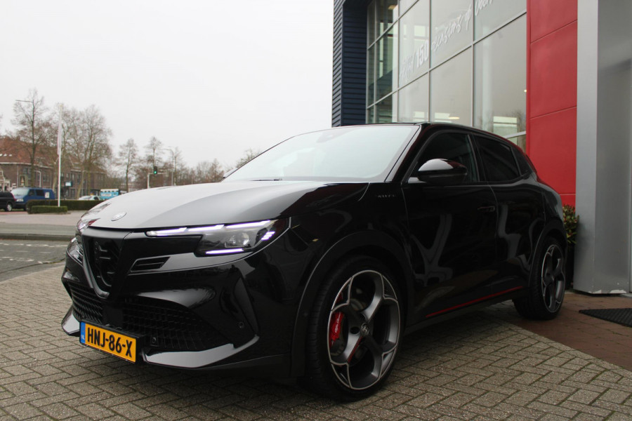 Alfa Romeo junior Elettrica VELOCE 280PK 54 kWh | SPORT PACK (SABELT SPORTSTOELEN ELEKTRISCH BEDIENBAAR OP DE BESTUURDERSSTOEL/STOEL VERWARMING/ALUMINIUM INSTAPLIJSTEN EN PEDALEN/PERFROMANCE STUURWIEL MET ALCANTARA/PERFORMANCE BODYKIT "PROGRESSO"/AMBIENT LIGHT/GETINTE ACHETRRUITEN | TECHNO PACK (LED MATRIX KOPLAMPEN/AUTOMATISCH DIMMENDE BINNENSPIEGEL/DRAADLOZE TELEFOONLADER/DODEHOEK DETECTIE/NAVIGATIE/ELEKTRISCH BEDIENBARE ACHTERKLEP/KEYLESS ENTRY/KEYLESS START/ADAPTIVE CRUISE CONTROL/ACHTERUITRIJ CAMERA) | DRAADLOZE APPLE CARPLAY/ANDROID AUTO | 20" LICHTMETALEN VELGEN "VENTI" | RODE RE