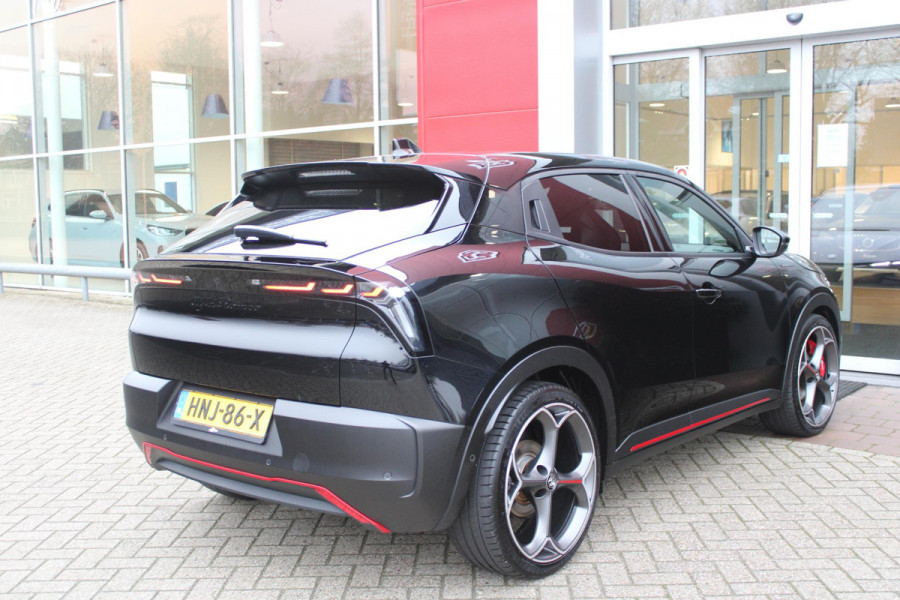 Alfa Romeo junior Elettrica VELOCE 280PK 54 kWh | SPORT PACK (SABELT SPORTSTOELEN ELEKTRISCH BEDIENBAAR OP DE BESTUURDERSSTOEL/STOEL VERWARMING/ALUMINIUM INSTAPLIJSTEN EN PEDALEN/PERFROMANCE STUURWIEL MET ALCANTARA/PERFORMANCE BODYKIT "PROGRESSO"/AMBIENT LIGHT/GETINTE ACHETRRUITEN | TECHNO PACK (LED MATRIX KOPLAMPEN/AUTOMATISCH DIMMENDE BINNENSPIEGEL/DRAADLOZE TELEFOONLADER/DODEHOEK DETECTIE/NAVIGATIE/ELEKTRISCH BEDIENBARE ACHTERKLEP/KEYLESS ENTRY/KEYLESS START/ADAPTIVE CRUISE CONTROL/ACHTERUITRIJ CAMERA) | DRAADLOZE APPLE CARPLAY/ANDROID AUTO | 20" LICHTMETALEN VELGEN "VENTI" | RODE RE