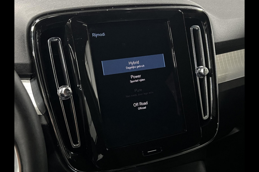 Volvo XC40 T4 RECHARGE PLUS DARK Trekhaak | Stoel-/stuurverwarming | Cruise control | Achteruitrij camera | Carplay