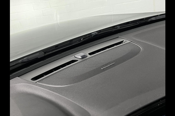 Volvo XC40 T4 RECHARGE PLUS DARK Trekhaak | Stoel-/stuurverwarming | Cruise control | Achteruitrij camera | Carplay