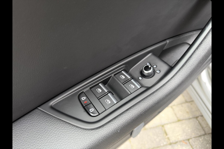 Audi A4 Avant 35 TFSI Competition S line Automaat | Panoramadak | Sfeerverlichting | LED verlichting | Climate & cruise control | Trekha