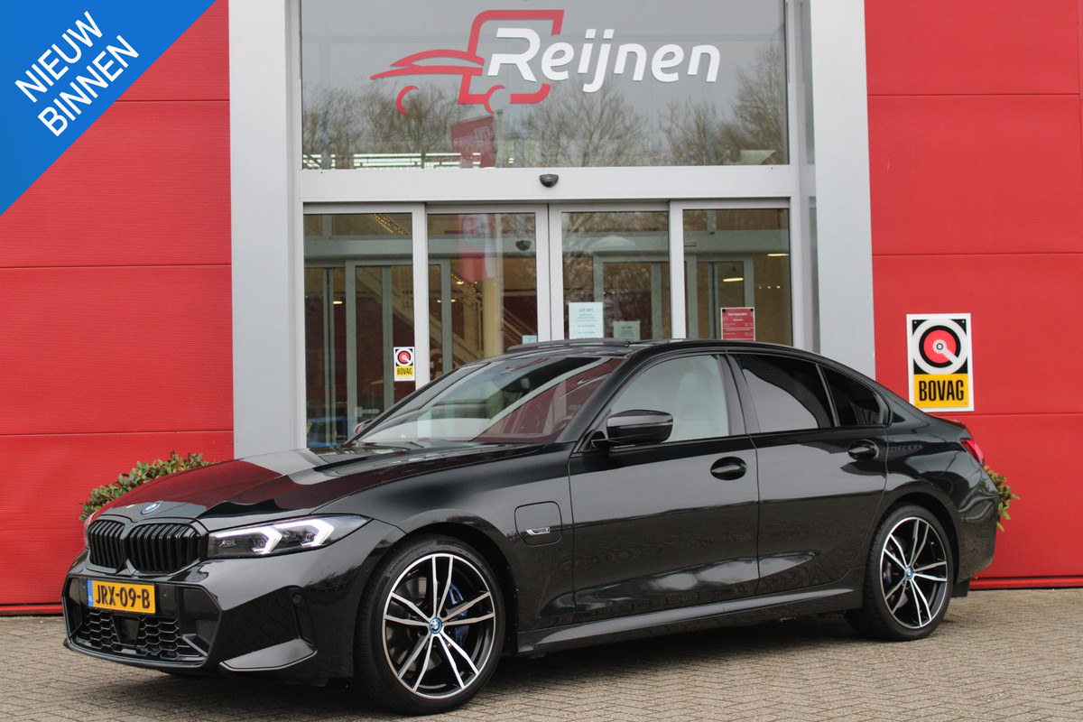 BMW 3-serie 330e 292PK xDRIVE | PANORAMISCH SCHUIF/KANTEL DAK | M-SPORT PRO-PAKKET | M-SPORT REMMEN UITGEVOERD IN DONKERBLAUW MET M LOGO | BMW LIVE COCKPIT PROFESSIONAL | CURVED DISPLAY |DRIVING ASSISTANT INCL. HEAD-UP DISPLAY | PARKING ASSIST INCL. ACHTERUITRIJCAMERA | ADAPTIEVE LED KOPLAMPEN |SHADOW LINE | M-SPORTSTOELEN VOOR | LEDER VERNASCA MET CONTRAST STIKSELS M-SPORT | STOEL VERWARMING | DRAADLOZE APPLE CARPLAY | ELEKTRISCH VERSTELBARE STOELEN MET GEHEUGEN FUNCTIE | HEAD UP DISPLAY | DRAADLOZE TELEFOONLADER | DODEHOEK BEWAKING | COMFORT PACK INCL. ELEKTRISCHE ACHTERKLEP | A
